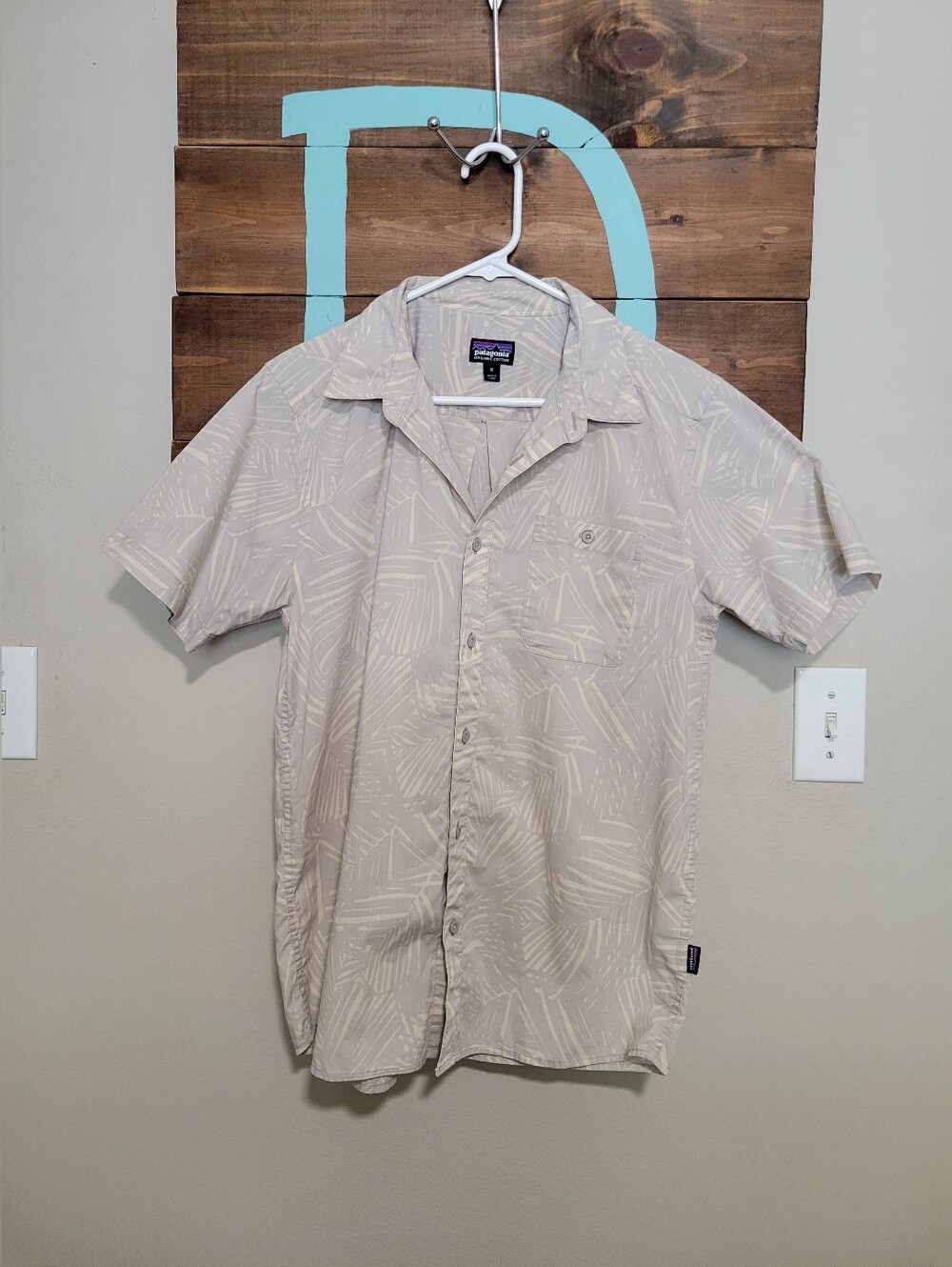 Patagonia Men’s Light Tan Short-Sleeve Button-Down Organic Cotton Shirt Medium